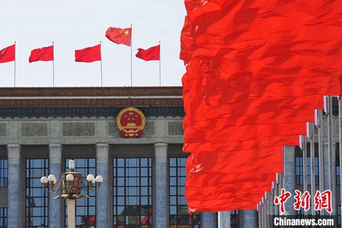 人民大会堂前红旗飘飘。 人民大会堂前红旗飘飘。
